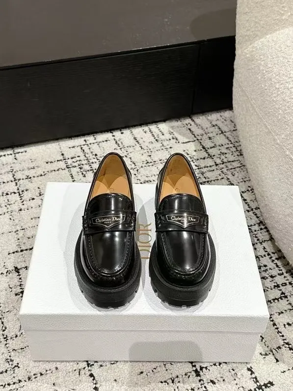 👟👟Ex-factory price 680👟👟 Dior 25/spring and summer new ultra-light loafers, new large soles and thick soles, the layout strives to create fashionable classic items, new products created at the first major show of Paris Fashion Week, the inspiration is cleverly combined with the perfect shoe shape by the D chief designer. Matched with brand buckles, it is more fashionable! Original version, perfect and exquisite workmanship!  ✔️Upper: imported open-edge beaded cowhide ✔️Inner lining: water-dyed cowhide ✔️Sole: IP foam outsole ✔️Size: #35-41 (40 41 customized items are not returnable)